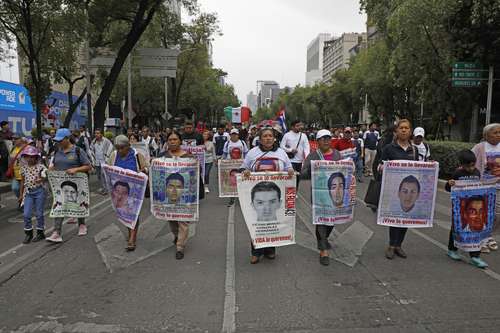 Deploran padres estancamiento en pesquisas del caso Ayotzinapa