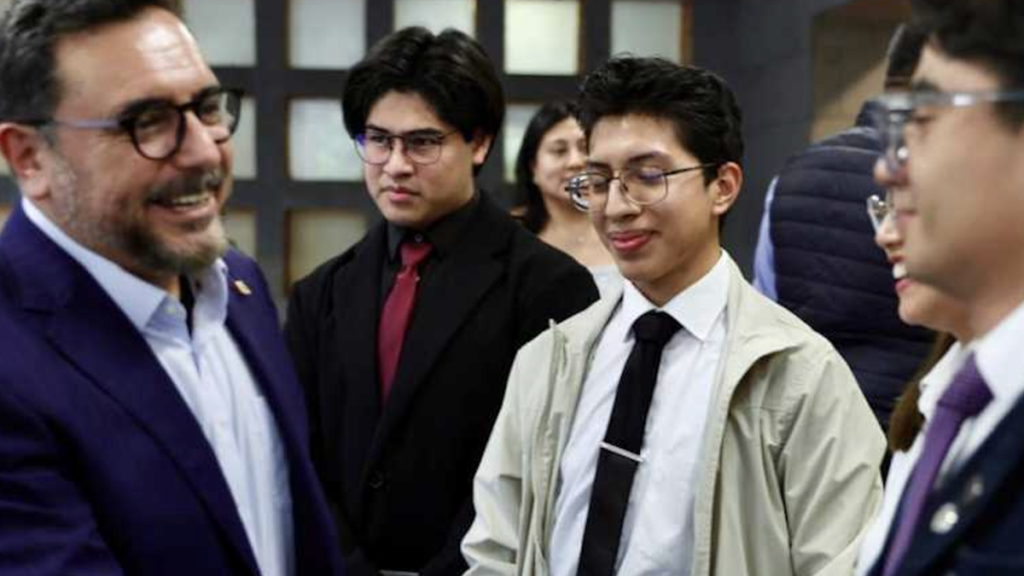 Director general del IPN dialoga con estudiantes