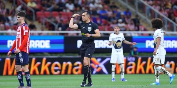 ¿Era penal? Esto dicen los exárbitros tras polémica en Chivas vs Pumas