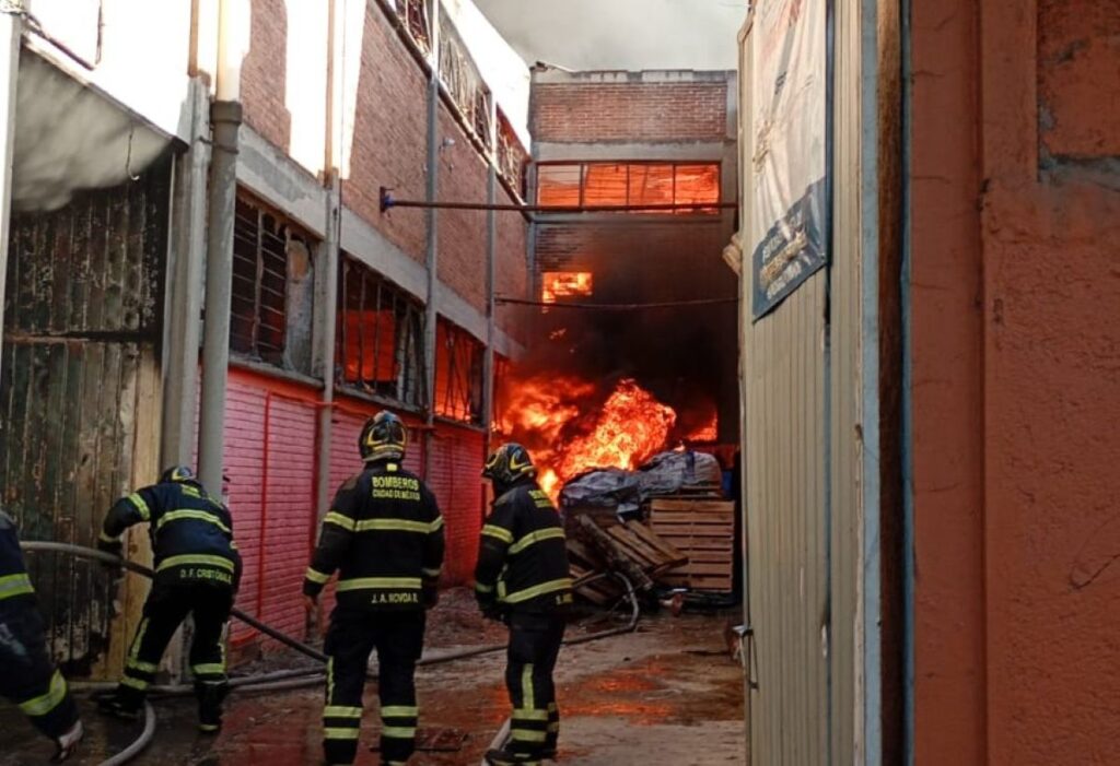 Incendio en fábrica de telas en Azcapotzalco