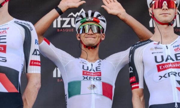 Isaac del Toro sufre caída y lesión en la Vuelta al País Vasco