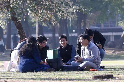 Jóvenes retrasan salida del hogar, migran menos y estudian más