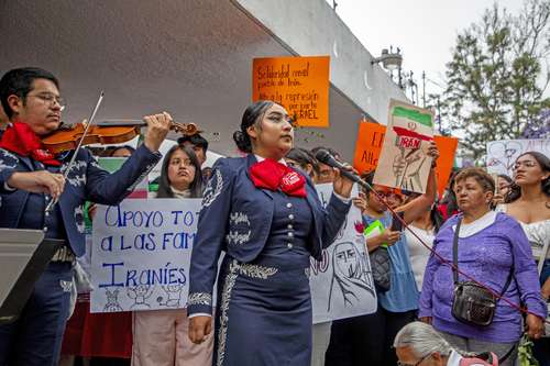 Manifestación en embajada en apoyo al pueblo iraní