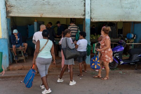Presión pública, contactos secretos: la doble estrategia de Trump hacia Cuba