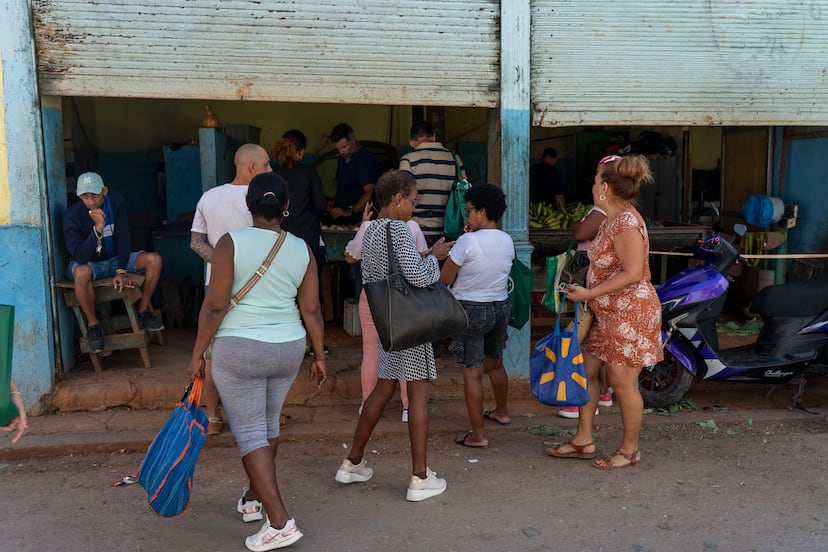 Presión pública, contactos secretos: la doble estrategia de Trump hacia Cuba