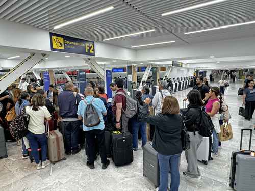 Registra el AICM largas filas por alta afluencia en Semana Santa