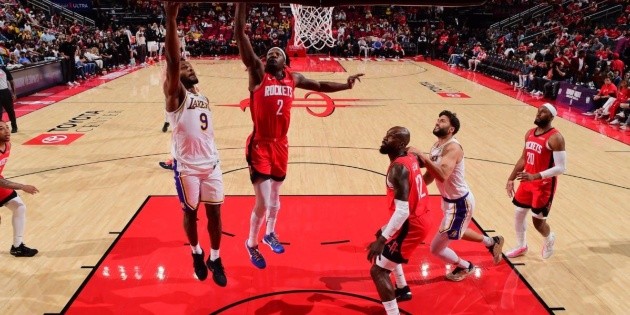 Rockets evitan la barrida en casa