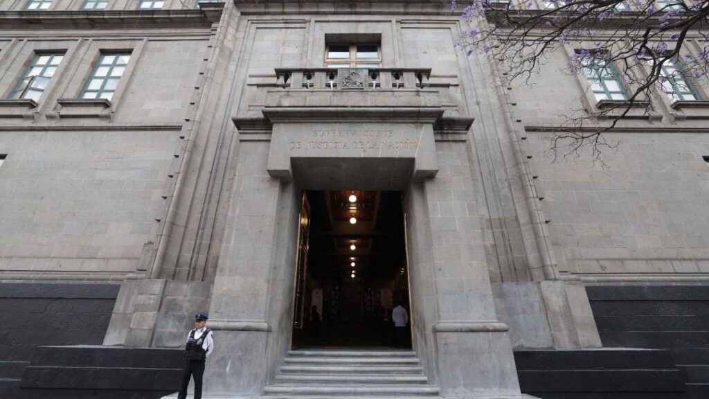 SCJN avala multa a AT&T por daño a usuaria tras exponer su línea telefónica