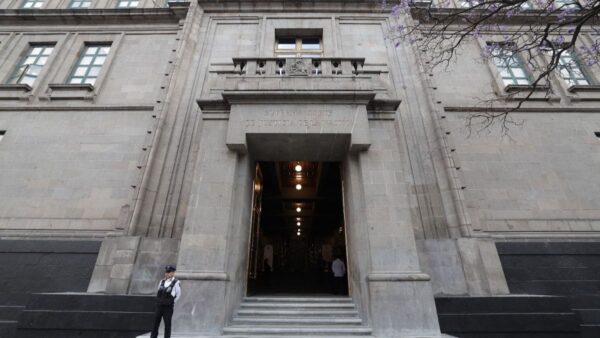 SCJN avala multa a AT&T por daño a usuaria tras exponer su línea telefónica