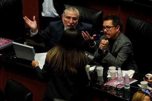 Suspirantes ya recorren entidades rumbo a 2027; el Congreso lo resiente