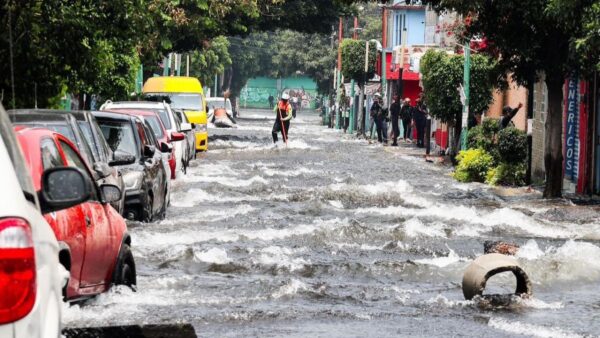 Atienden megafuga de agua en Iztapalapa