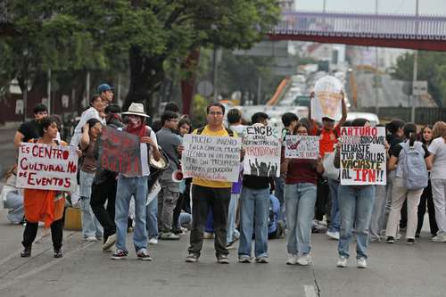 Batean alumnos del Poli intento de diálogo del titular de la SEP