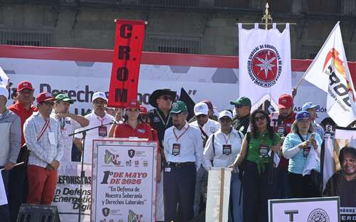 Breve mitin en el Zócalo con minoría de líderes