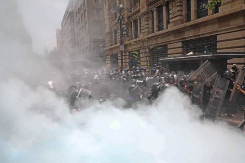 Chocan maestros y policías