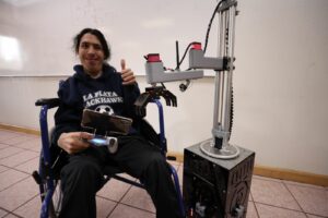 Crean robot asistente para discapacidad motriz