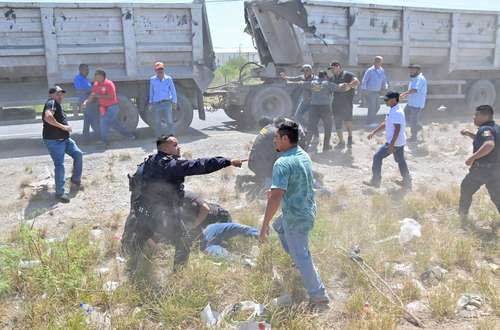 Detienen a nueve ex trabajadores de AHMSA por bloquear carretera