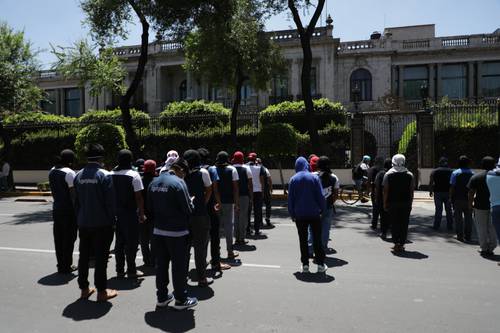Dialogan con normalistas de Ayotzinapa en Gobernación