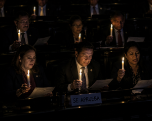 Diputados confirman que todas las leyes se aprueban de noche para evitar el calor del día