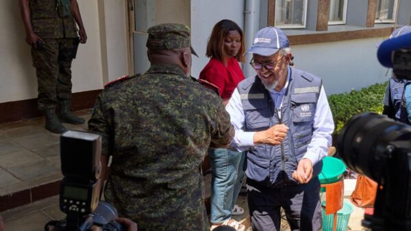 Director de OMS visita epicentro del brote de ébola