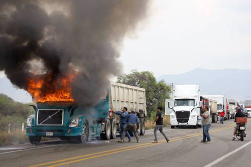Disparan contra maestros en bloqueo carretero en Oaxaca; hay 15 heridos