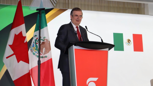 Ebrard encabeza misión comercial en Canadá
