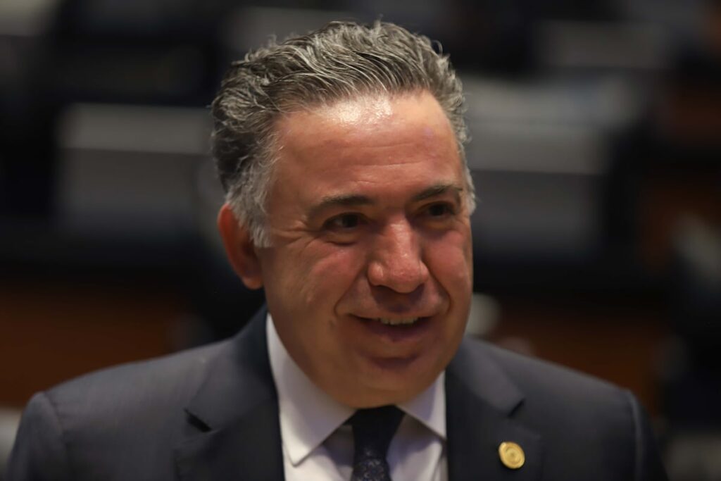 Enrique Inzunza evita los reflectores del Senado y solicita licencia por 22 horas