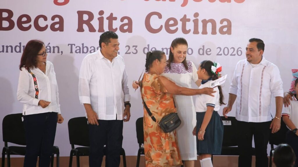 Entregan Beca Rita Cetina en Tabasco