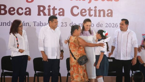 Entregan Beca Rita Cetina en Tabasco