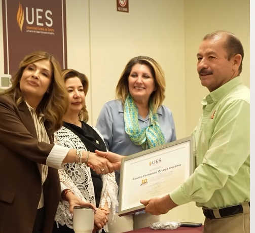 Forjadores de futuro: UES rinde homenaje a la lealtad y vocación de su planta docente