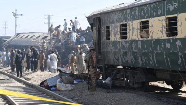 Más de 20 muertos en ataque a tren en Pakistán