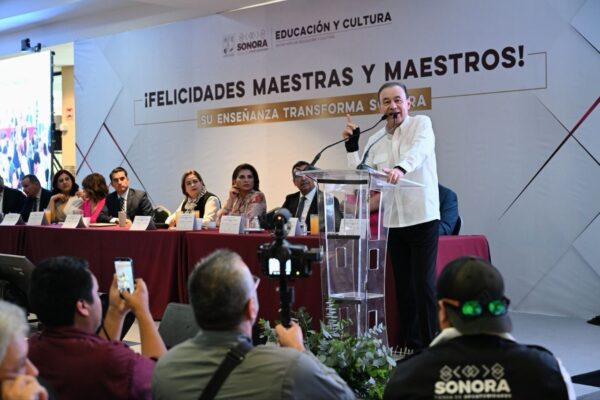 Más de mil docentes son reconocidos en Sonora por años de servicio