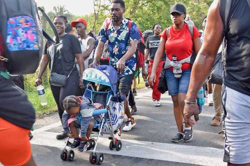 Migrantes en caravana piden documentos de tránsito