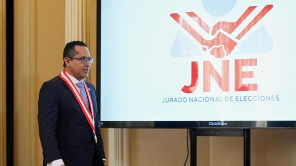 Perú: La autoridad electoral confirma el balotaje entre Keiko Fujimori y Roberto Sánchez.