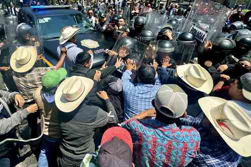 Protestan campesinos y logran abrir diálogo con dependencias federales