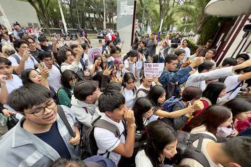 Protestan estudiantes del IPN en Canal Once y cierran Circuito Interior