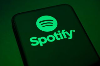 Spotify eliminará los podcasts creados con clonación de voz mediante IA