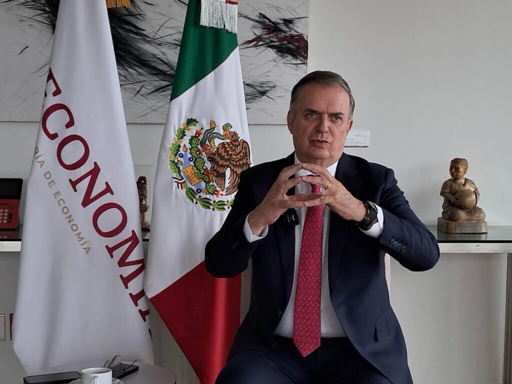 Agonía del libre comercio pega al crecimiento del país: Ebrard