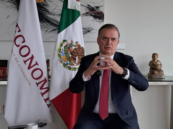 Agonía del libre comercio pega al crecimiento del país: Ebrard