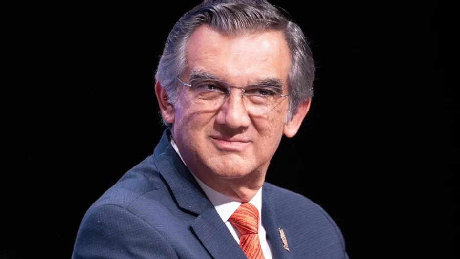 Américo Villarreal muestra su visa y niega vínculos con el huachicol tras reporte de LA Times