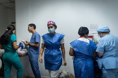 Ansiedad y desconcierto en los hospitales venezolanos: “No sabemos a quién creer”
