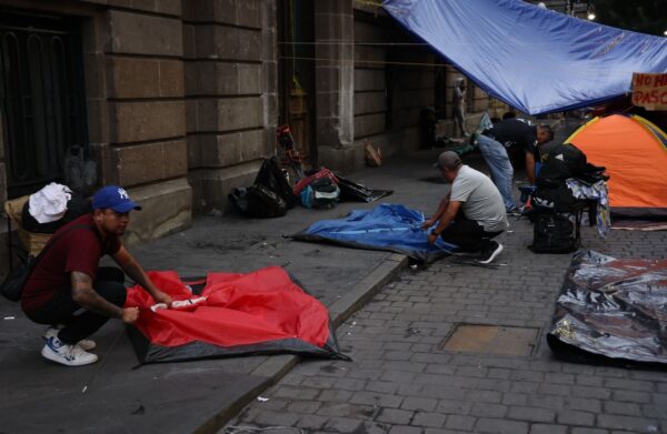 CNTE levanta su plantón del Zócalo capitalino