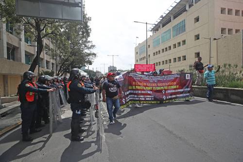CNTE protesta en Tv Azteca y otras televisoras; exige veracidad