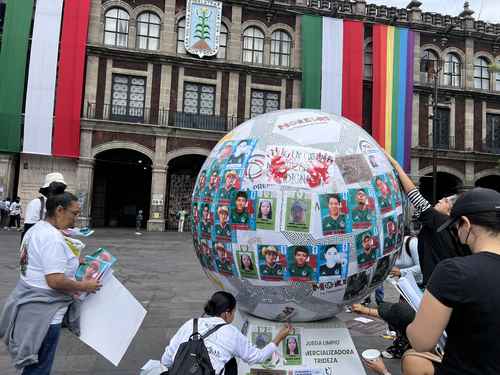 Cubren balón mundialista con fotos de ausentes