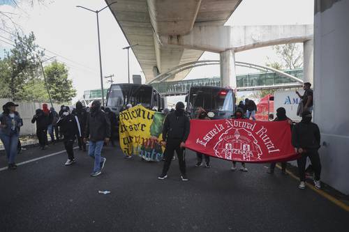 Dañan normalistas de Ayotzinapa las casetas de la salida a Cuernavaca