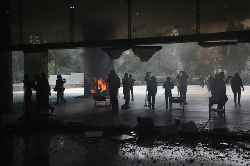 Destrozos en la SEP durante protesta de docentes