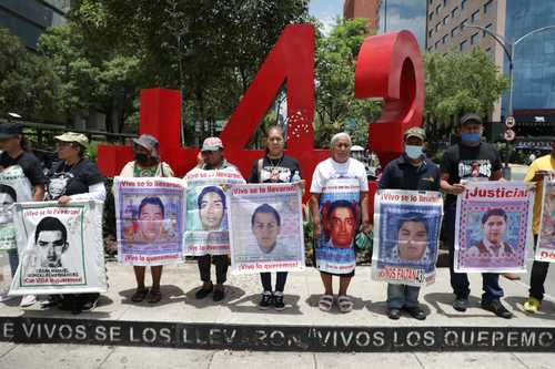 Familiares de los 43 concluyen jornada de lucha en CDMX