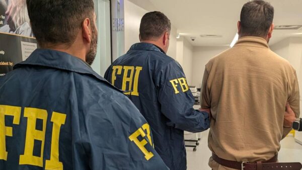 FBI traslada de México a EEUU a hombre acusado del asesinato de su esposa menos de 48 horas después de su boda en Illinois