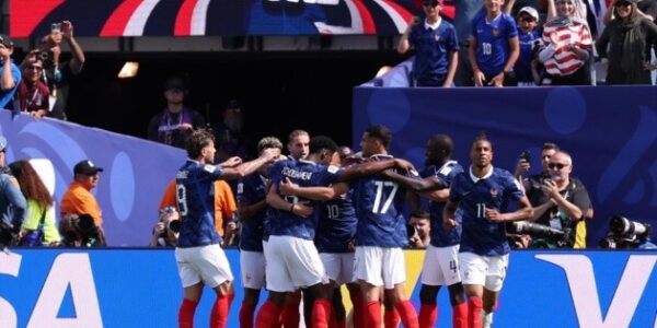 Francia supera a Senegal con doblete récord de Kylian Mbappé