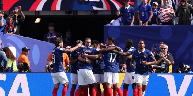 Francia supera a Senegal con doblete récord de Kylian Mbappé