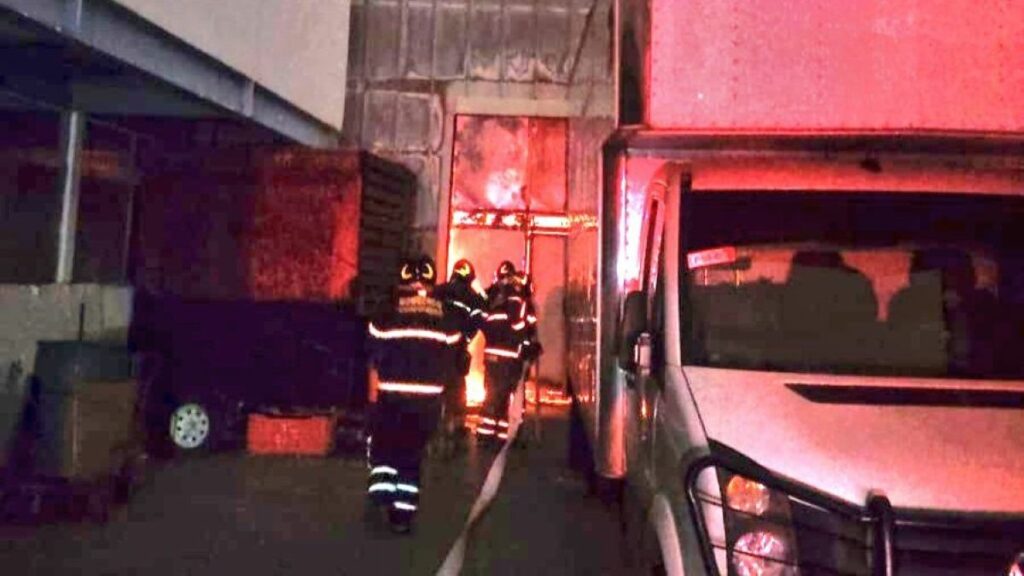 Incendio cerca al Mercado de Jamaica
